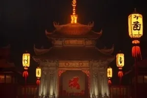 雨停之后积水倒映街灯与伞的图文封面