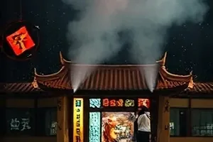 灯下无人深夜台灯与空椅的图文封面